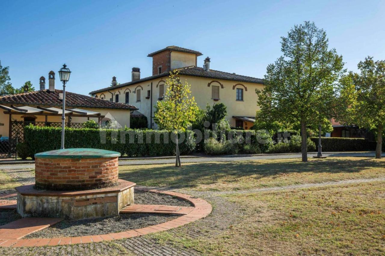 Casa Vacanza Villaggio Poggio Rosso อาเรซโซ ภายนอก รูปภาพ